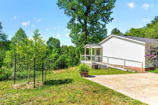 298 Wolf Crossing, Bakersville, NC 28705