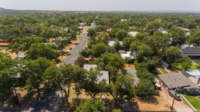 611 N Adams ST, Fredericksburg, TX 78624