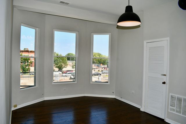 867 E Pershing Road 2, Chicago, IL 60653