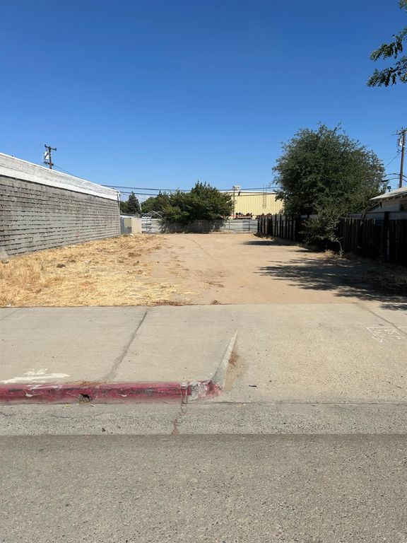 1220 N Abby Street, Fresno, CA 93703