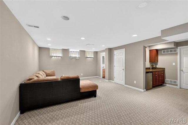 1221 Ruth Drive, Kirkwood, MO 63122