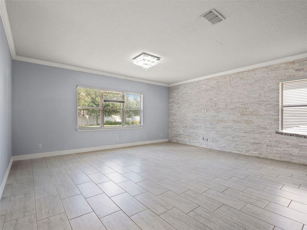 Image 37 of property listing at 10950 CITRON OAKS DRIVE, Orlando, FL 32836