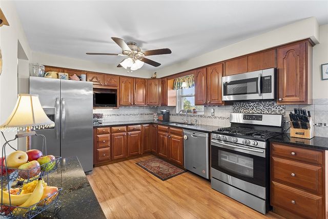 111 Knoll Dr, Penn Hills, PA 15147