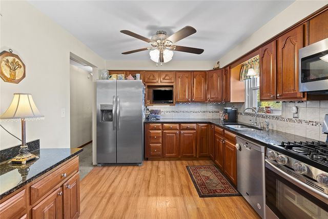 111 Knoll Dr, Penn Hills, PA 15147