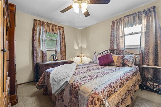 111 Knoll Dr, Penn Hills, PA 15147