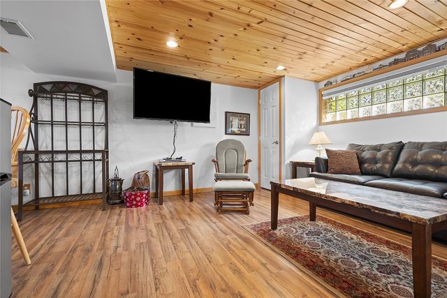 111 Knoll Dr, Penn Hills, PA 15147