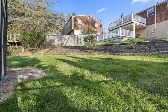 111 Knoll Dr, Penn Hills, PA 15147