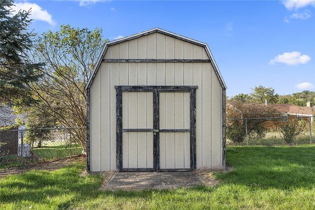 111 Knoll Dr, Penn Hills, PA 15147