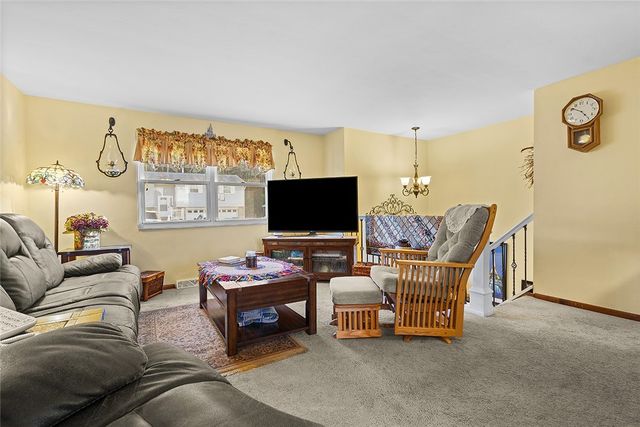 111 Knoll Dr, Penn Hills, PA 15147