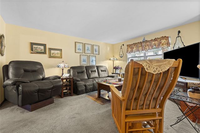 111 Knoll Dr, Penn Hills, PA 15147