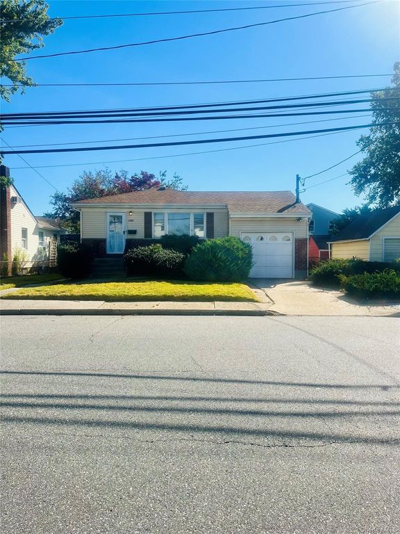 2449 S Seamans Neck Road, Seaford, NY 11783