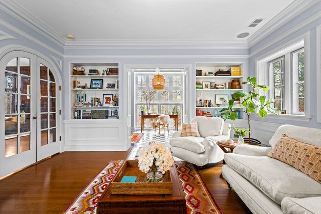 331 E Witchwood Lane, Lake Bluff, IL 60044