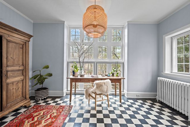 331 E Witchwood Lane, Lake Bluff, IL 60044