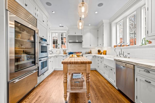 331 E Witchwood Lane, Lake Bluff, IL 60044