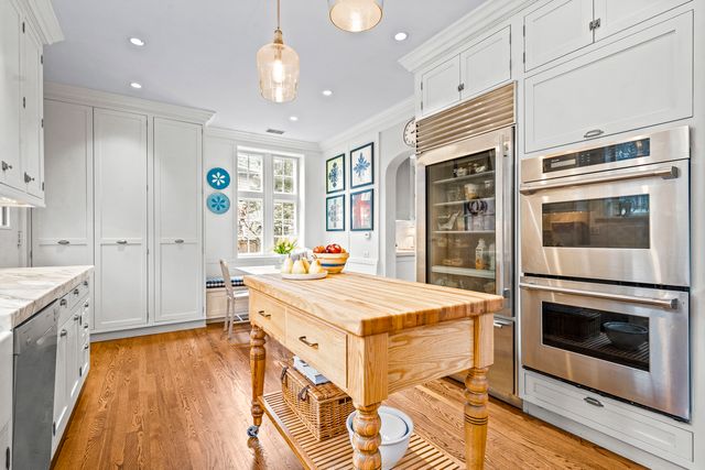 331 E Witchwood Lane, Lake Bluff, IL 60044