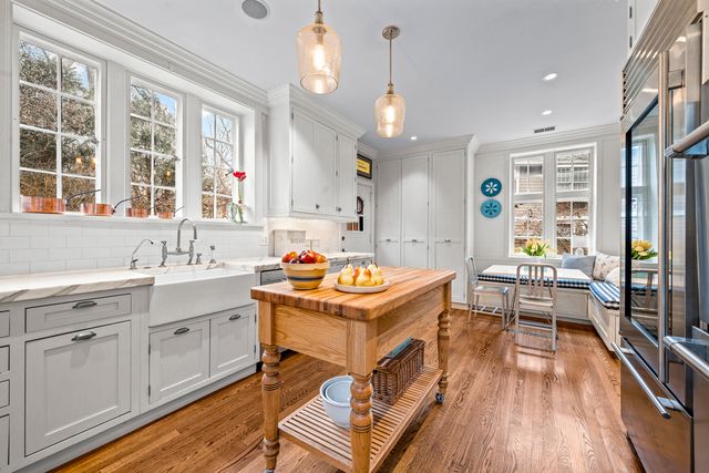 331 E Witchwood Lane, Lake Bluff, IL 60044