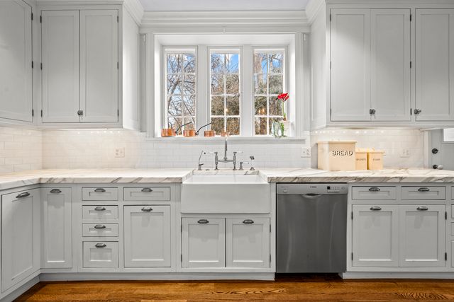 331 E Witchwood Lane, Lake Bluff, IL 60044