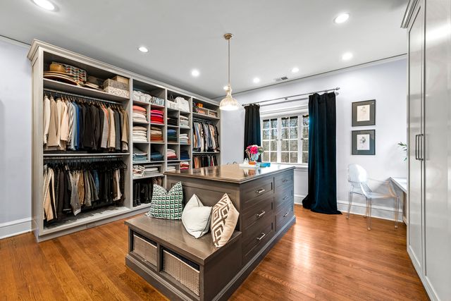 331 E Witchwood Lane, Lake Bluff, IL 60044