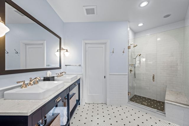 331 E Witchwood Lane, Lake Bluff, IL 60044