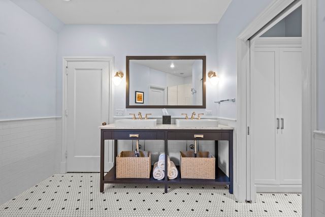 331 E Witchwood Lane, Lake Bluff, IL 60044