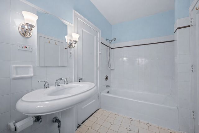 331 E Witchwood Lane, Lake Bluff, IL 60044