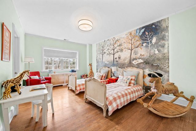 331 E Witchwood Lane, Lake Bluff, IL 60044