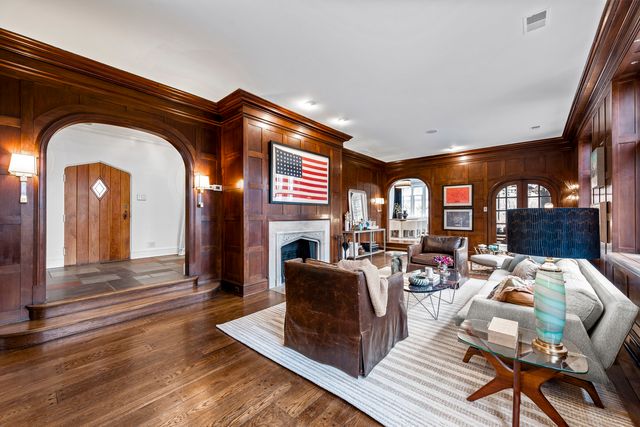 331 E Witchwood Lane, Lake Bluff, IL 60044