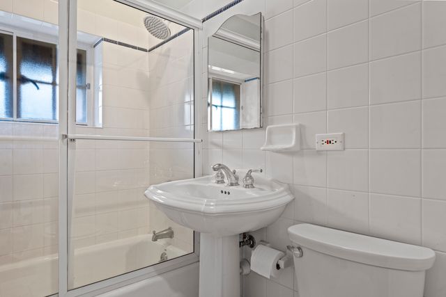 331 E Witchwood Lane, Lake Bluff, IL 60044