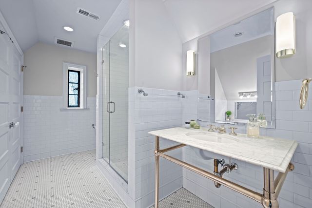 331 E Witchwood Lane, Lake Bluff, IL 60044