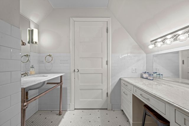 331 E Witchwood Lane, Lake Bluff, IL 60044