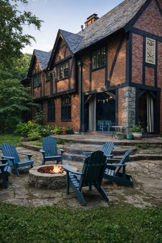 331 E Witchwood Lane, Lake Bluff, IL 60044