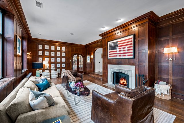 331 E Witchwood Lane, Lake Bluff, IL 60044