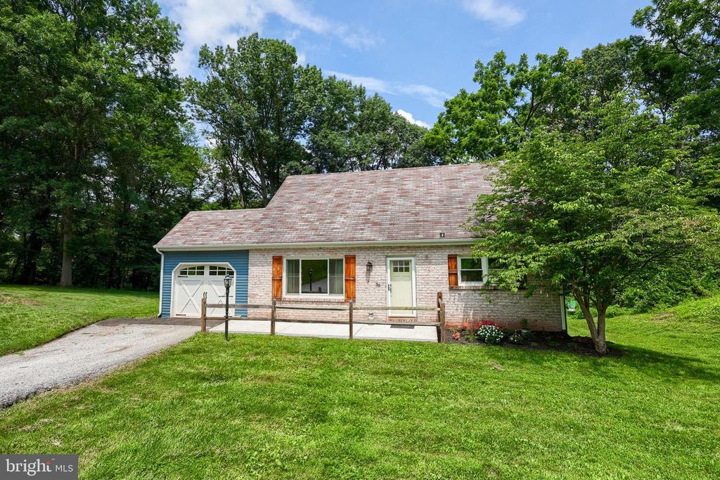 35 LOCUST CIR, Etters, PA 17319