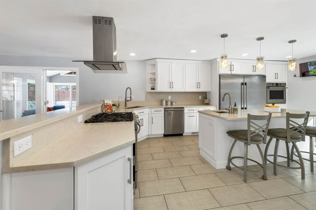 18 Robin Drive, Hudson, NH 03051