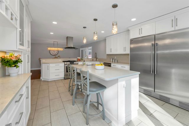 18 Robin Drive, Hudson, NH 03051