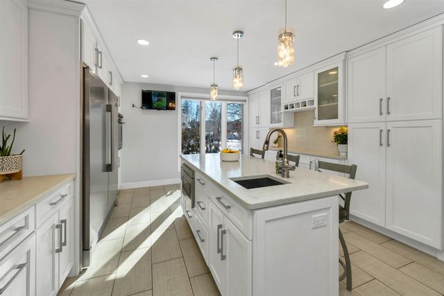 18 Robin Drive, Hudson, NH 03051