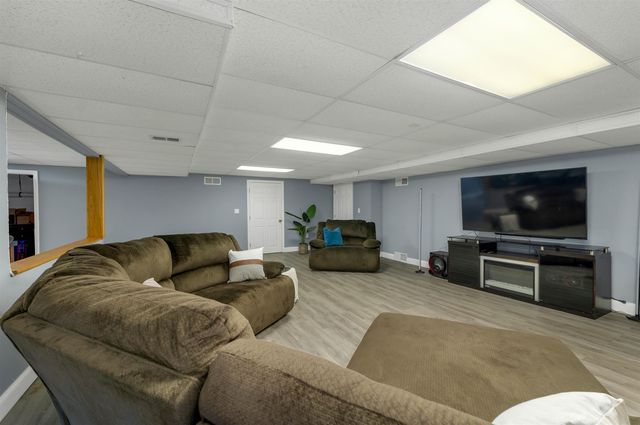 18 Robin Drive, Hudson, NH 03051