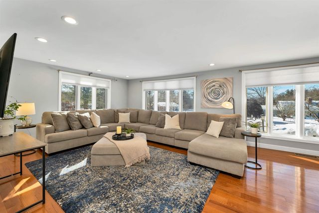 18 Robin Drive, Hudson, NH 03051