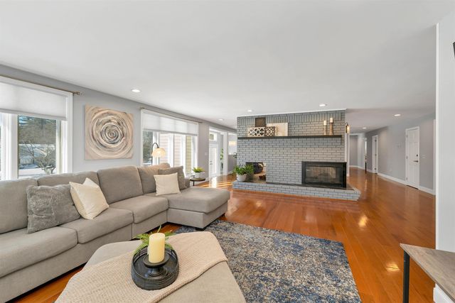 18 Robin Drive, Hudson, NH 03051