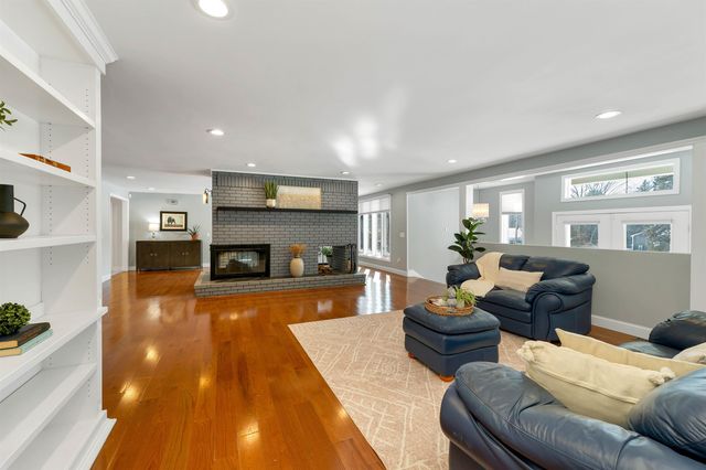 18 Robin Drive, Hudson, NH 03051