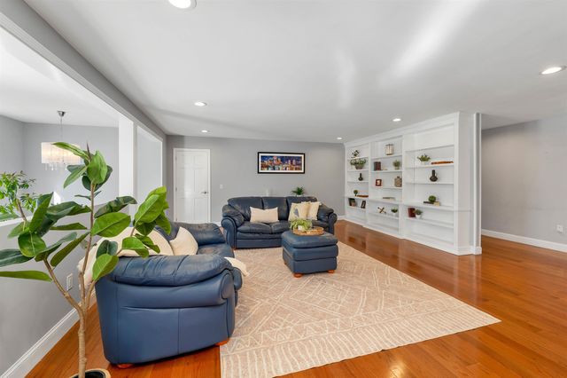 18 Robin Drive, Hudson, NH 03051