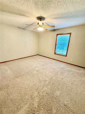 921 W 1ST Street, Maryville, MO 64468