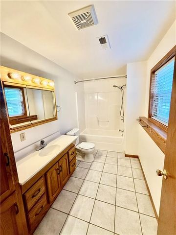 921 W 1ST Street, Maryville, MO 64468