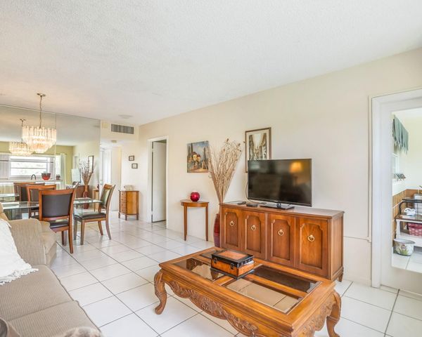 3400 NW 48th Ave 611, Lauderdale Lakes, FL 33319