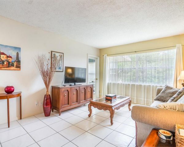 3400 NW 48th Ave 611, Lauderdale Lakes, FL 33319