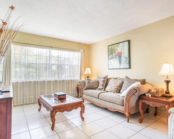 3400 NW 48th Ave 611, Lauderdale Lakes, FL 33319