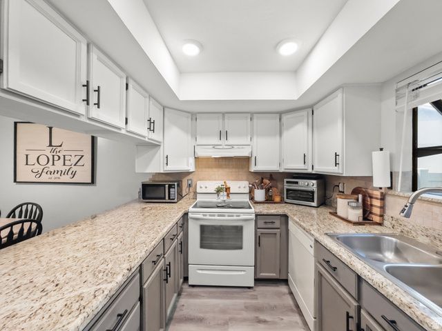 8732 S OAKWOOD PARK CR., Sandy, UT 84094