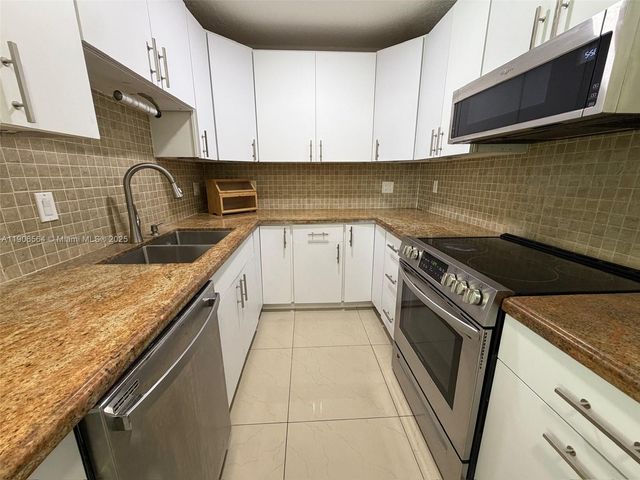 9920 Jamaica Dr, Cutler Bay, FL 33189