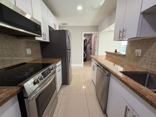 9920 Jamaica Dr, Cutler Bay, FL 33189