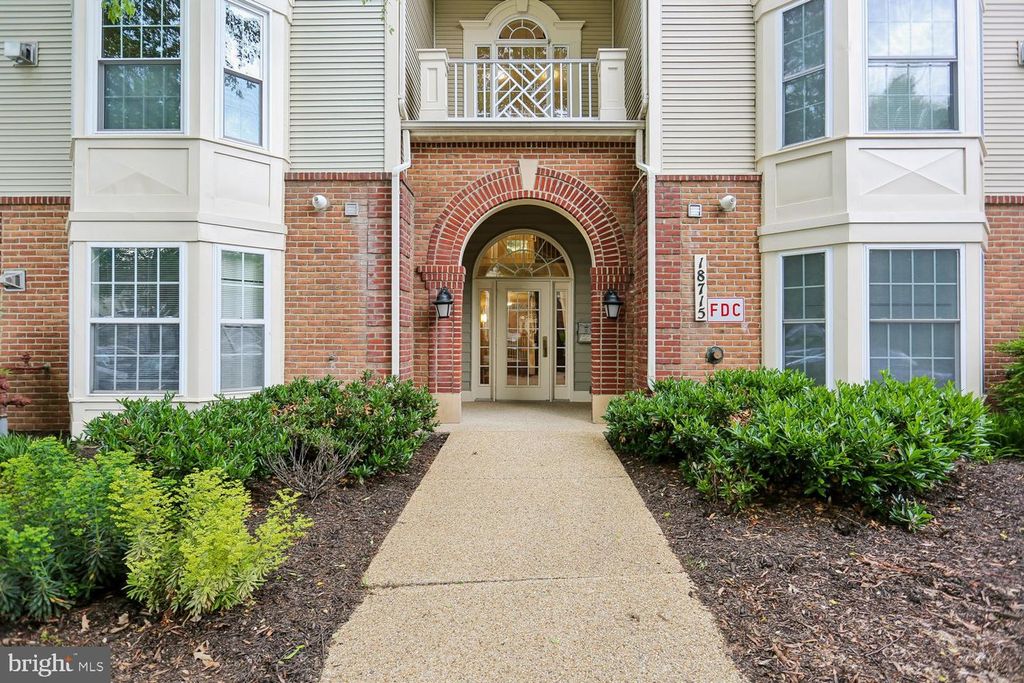 Image 1 of property listing at 18715 SPARKLING WATER DR #9-202, Germantown, MD 20874